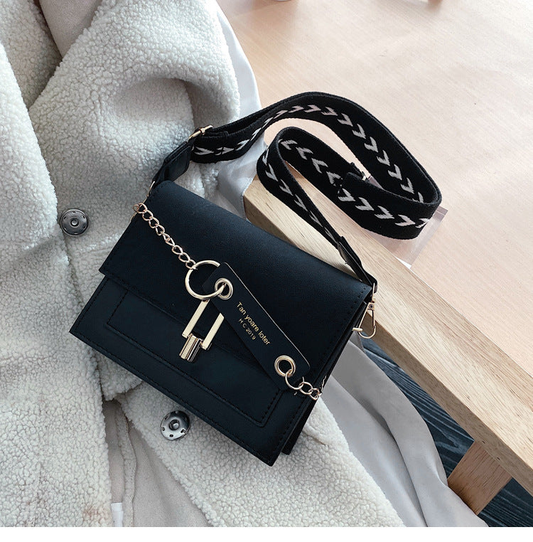 Casual textured chain shoulder bag